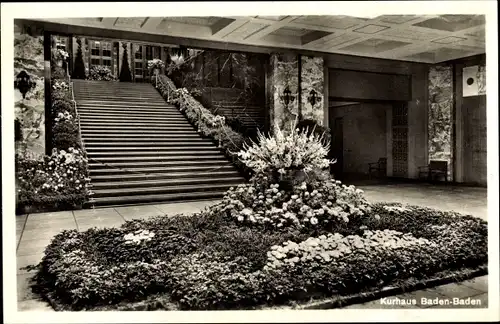 Ak Baden Baden am Schwarzwald, Kurhaus, Blumenarrangement, Treppenaufgang