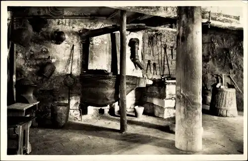 Ak Meersburg am Bodensee, Altes Schloss Meersburg, Waffenschmiede