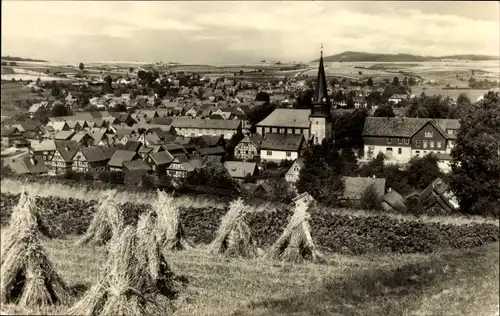 Ak Viernau Steinbach Hallenberg im Thüringer Wald, Blick zum Ort, Kirche, Heugarben