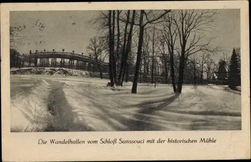 Ak Potsdam, Schloss Sanssouci, Wandelhallen, historische Mühle, Park im Winter