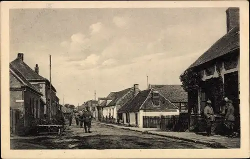 Ak Frankreich?, Belgien?, Straßenpartie am Kriegsschauplatz, deutsche Soldaten, Wohnhäuser