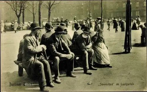 Ak Berlin Mitte, Lustgarten, Berliner Typen, Sonnenbad im Lustgarten, Männer mit Melone