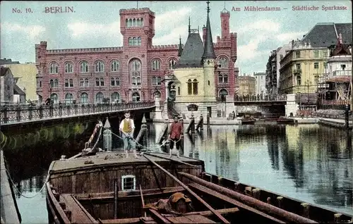 Ak Berlin Mitte, Am Mühlendamm, Städtische Sparkasse, Jungen auf dem Boot