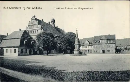 Ak Bad Schmiedeberg in der Dübener Heide, Markt mit Rathaus, Kriegerdenkmal