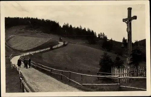 Ak Bílý Kříž Slowakei, Bezkydy, Straße, Kruzifix