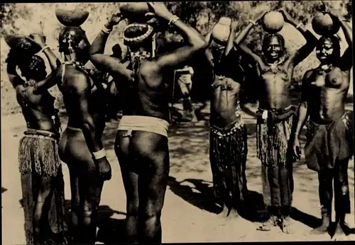 Foto Ak Afrikanische Frauen mit Gefäßen auf dem Kopf, barbusig