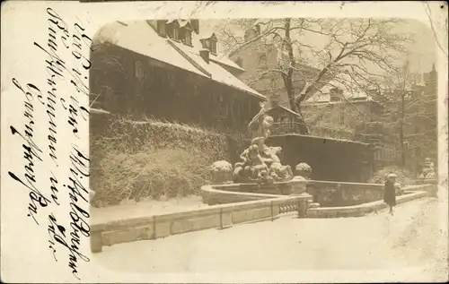 Foto Ak Bayreuth in Oberfranken, Partie am Wittelsbacher Brunnen, Schlossberglein im Winter