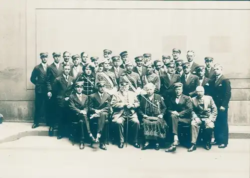 Studentika Foto Gruppenaufnahme von Studenten und Alumni