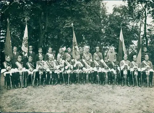Studentika Foto Gruppenaufnahme von Studenten mit Schlägern und Fahnen