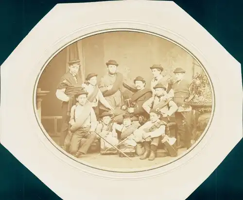 Foto Gruppenaufnahme von Jungen und Männern, 3. Ferienreise, Spreewald, 1877