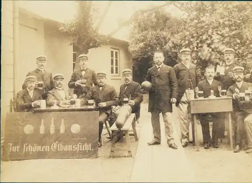 Foto Männer im Garten vom Gasthaus Zur schönen Elbaussicht, Kegelbahn
