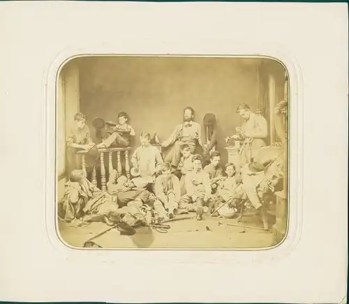 Foto Gruppenaufnahme von Jungen und Männern, 4. Ferienreise, Rheinfahrt 1878, Wandergepäck