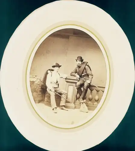 Foto Zwei Männer mit Wandergepäck, Portrait, Rhein- und Schweizfahrt 1875