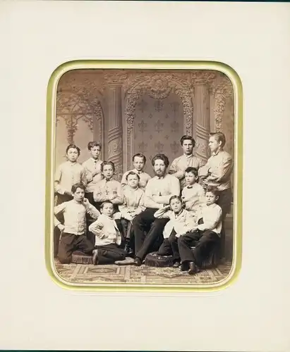 Foto Gruppenaufnahme von Mann und Jungen, Schwimmcensus P.T. 1876