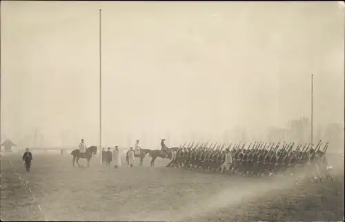 Foto Ak Marschierende deutsche Soldaten, Heerführer zu Pferde, Kaiserzeit