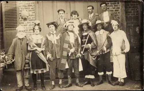 Foto Ak Personen in Kostümen, Theater, Schauspieler