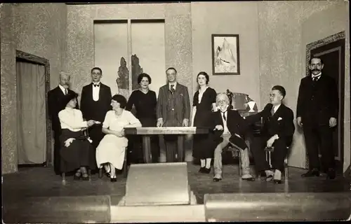 Foto Ak Schauspieler auf einer Bühne, Theaterszene