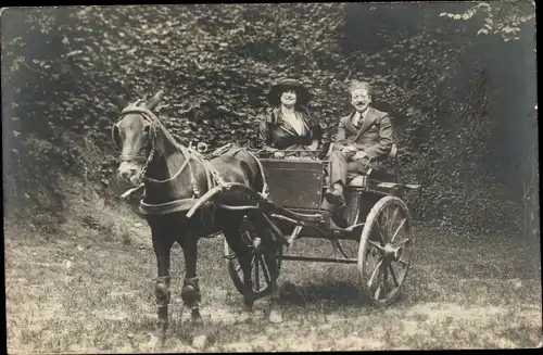 Foto Ak Mann und Frau auf einer Kutsche