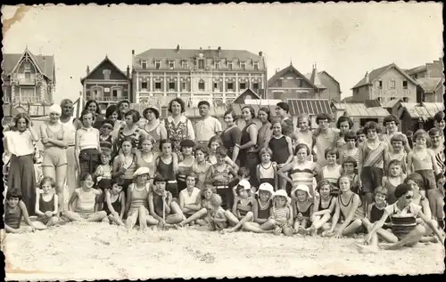 Foto Ak Personen in Badeanzügen am Strand, Gruppenaufnahme, Hotel de Paris