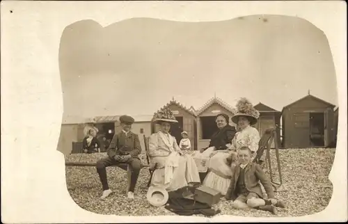 Foto Ak Frauen und Kinder am Strand