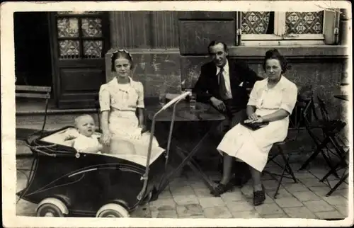 Foto Ak Familie vor einem Gasthaus, Baby im Kinderwagen, Usine Lefort
