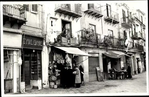 Foto Ak Italien, Straßenpartie, Wohnhäuser, Salone, Handlung