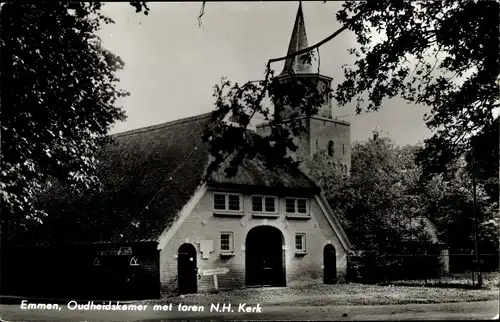 Ak Emmen Drenthe Niederlande, Oudheidskamer de Hondsrug met Ned. Herv. Kerk