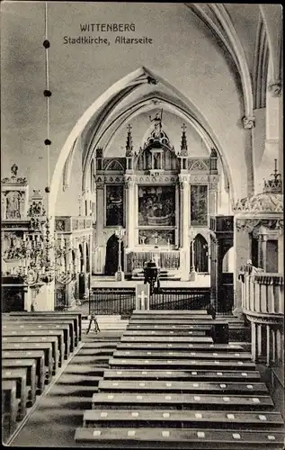 Ak Lutherstadt Wittenberg, Stadtkirche, Innenansicht, Altarseite, Sitzbänke