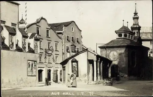 Foto Ak Hall in Tirol, Straßenpartie mit Blick auf Kapelle, Frauen