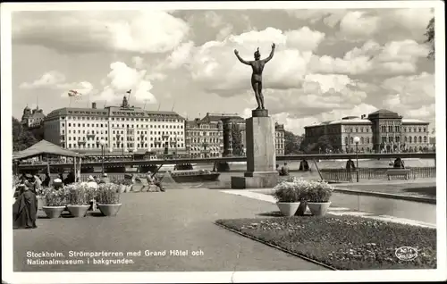 Ak Stockholm Schweden, Strömparterren med Grand Hotel och Nationamuseum i bakgrunden