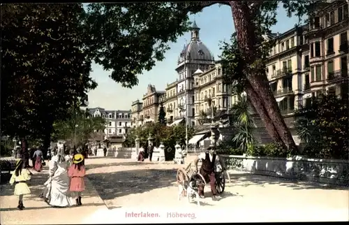 Ak Interlaken Kt. Bern Schweiz, Höheweg, Mann mit Handkarren, Hund, Spaziergänger