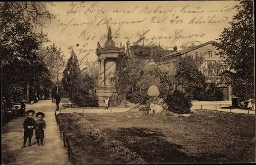 Ak Bernburg an der Saale Salzlandkreis, Sedanplatz mit Kriegerdenkmal