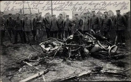 Foto Ak Deutsche Soldaten in Uniformen, Kriegszerstörungen, I WK