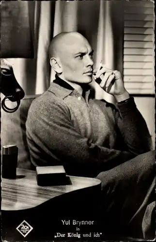 Ak Schauspieler Yul Brynner, Portrait mit Zigarette, Der König und ich