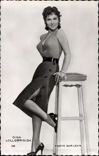 Ak Schauspielerin Gina Lollobrigida, Portrait