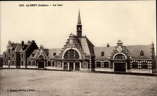 Ak Albert Somme, La Gare, Blick auf den Bahnhof, Straßenseite