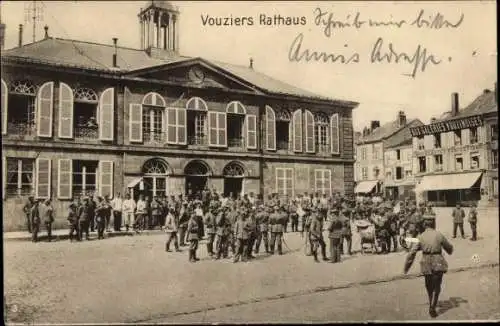 Ak Vouziers Ardennes, Blick auf das Rathaus, Soldaten