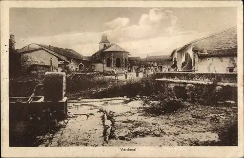 Ak Verdenal Meurthe et Moselle, Ortsansicht, Kirche, Wohnhäuser, Passanten