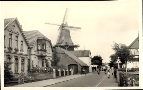 Foto Ak Varel in Oldenburg Jadebusen, Straßenpartie mit Windmühle