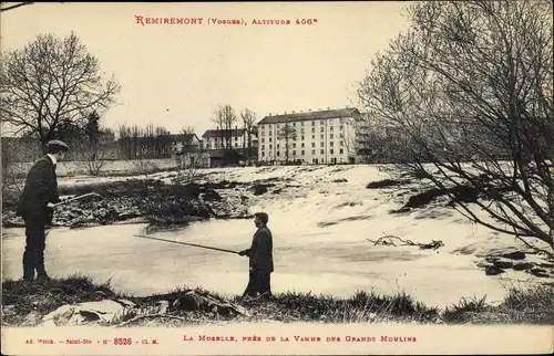 Ak Remiremont Vosges, La Moselle,. près de la Vanne des Grands Moulins, pêcheurs à la ligne