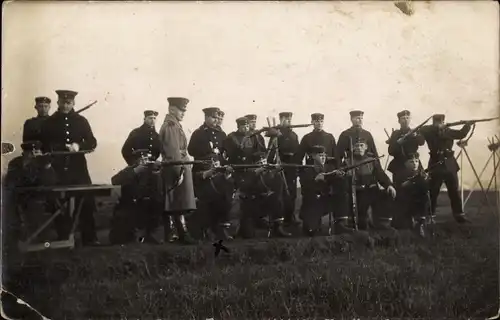 Foto Ak Deutsche Soldaten in Uniform mit Gewehren, Schießübung