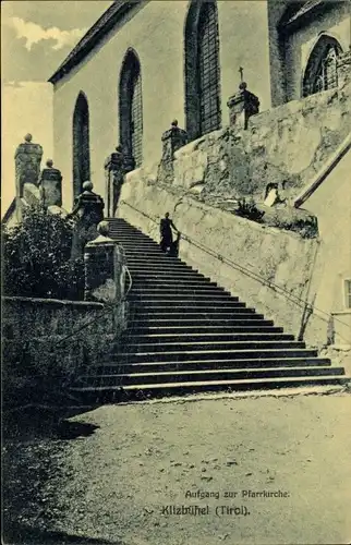 Ak Kitzbühel in Tirol, Aufgang zur Pfarrkirche