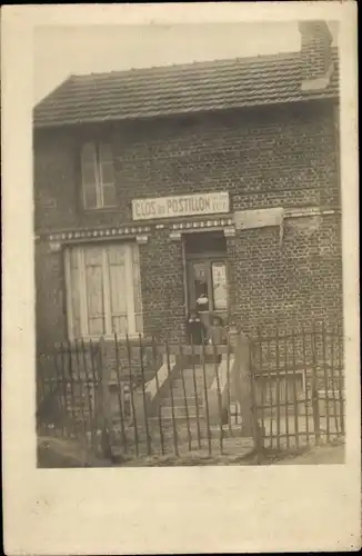 Foto Ak Frankreich, Clos du Postillon, Kinder vor der Haustür