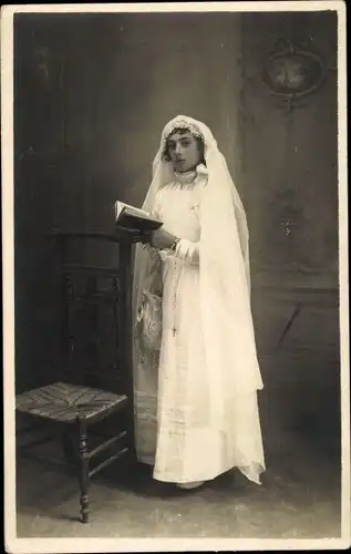 Foto Ak Mädchen in weißem Kleid mit Bibel, Konfirmation, Portrait