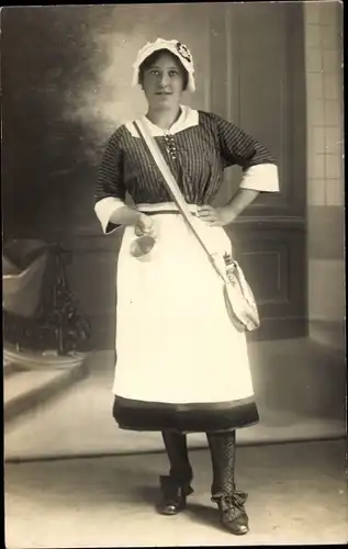 Foto Ak Portrait einer Frau in Lothringer Tracht