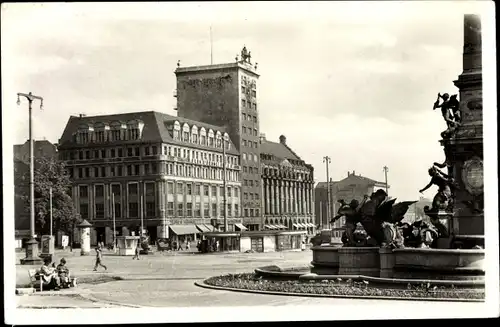 Ak Leipzig in Sachsen, Karl-Marx-Platz, Brunnen, Passanten