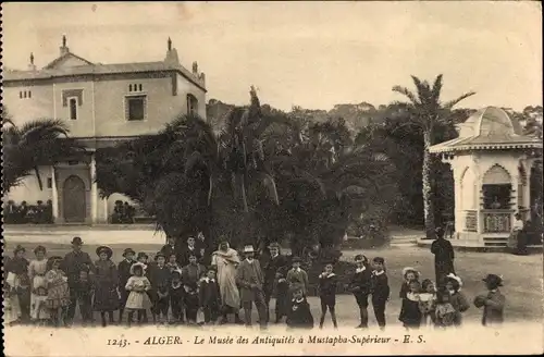 Ak Algier Alger Algerien, Le Musee des Antiquites a Mustapha-Superieur, Gruppenbild