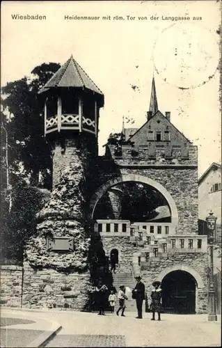 Ak Wiesbaden in Hessen, Heidenmauer mit röm. Tor von der Langgasse aus