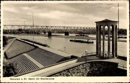 Ak Neuwied in Rheinland Pfalz, Deich mit Rheinbrücke