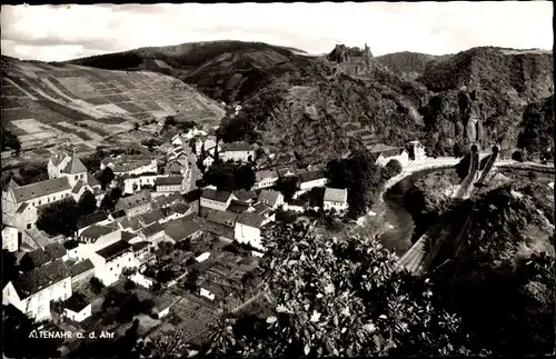 Ak Altenahr im Ahrtal, Blick vom Schwarzen Kreuz auf das Tal, Burgruine